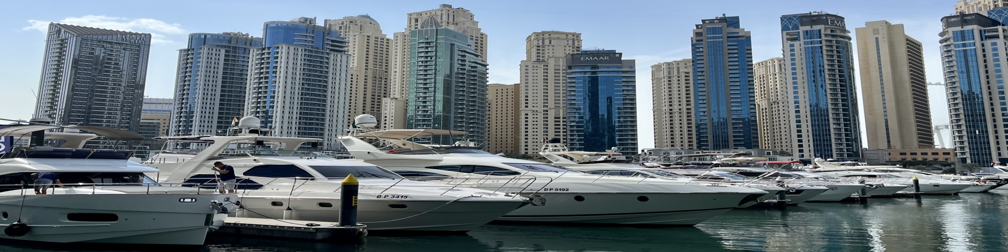 Boote und Hochhäuser in Dubai