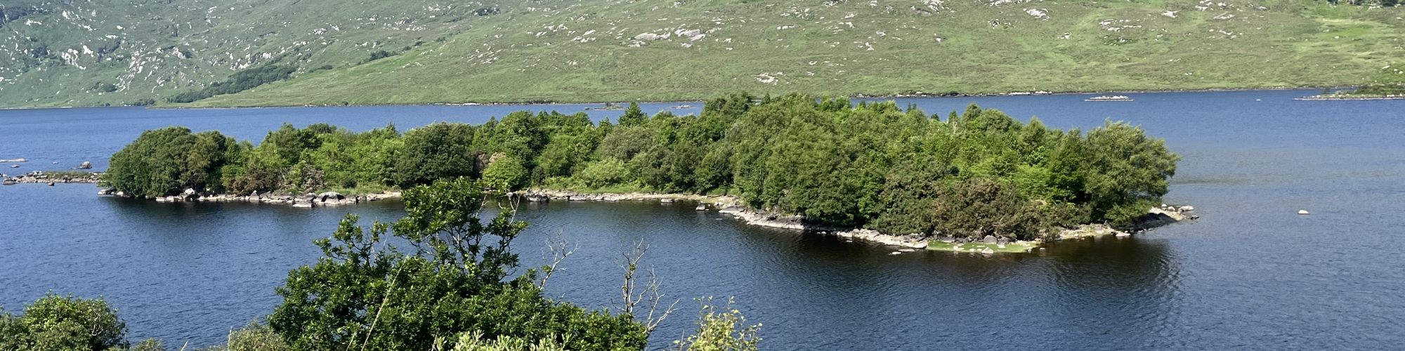 Bild einer Insel in nordenglischer Seeenlandschaft